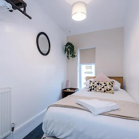 Oxford House By Yourstays - 3 Bedroom House In Newcastle-Under-Lyme Stoke-on-Trent Exterior photo