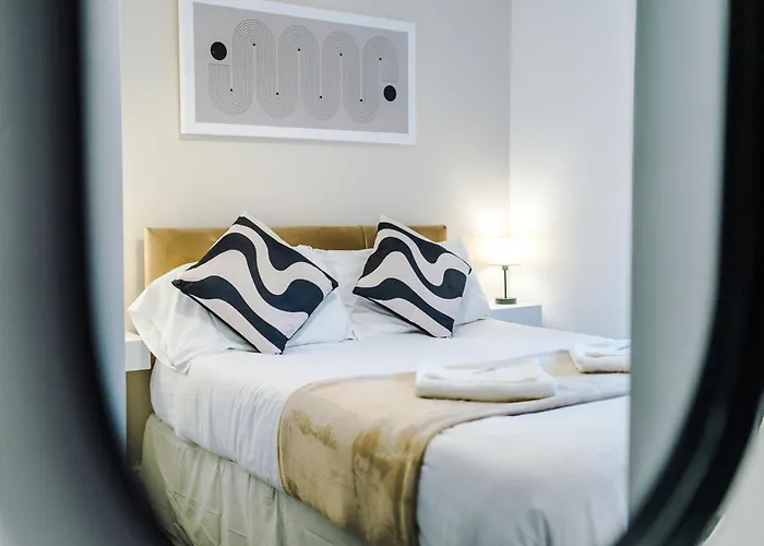 Oxford House By Yourstays - 3 Bedroom House In Newcastle-Under-Lyme