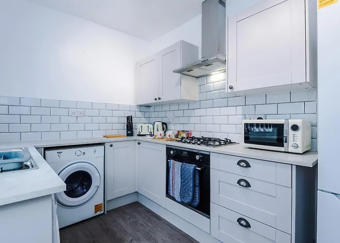 Oxford House By Yourstays - 3 Bedroom House In Newcastle-Under-Lyme