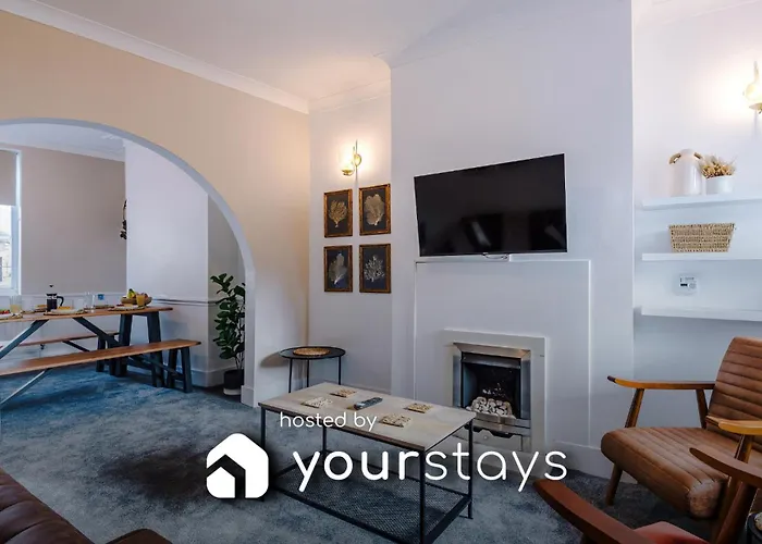 Oxford House By Yourstays - 3 Bedroom House In Newcastle-Under-Lyme