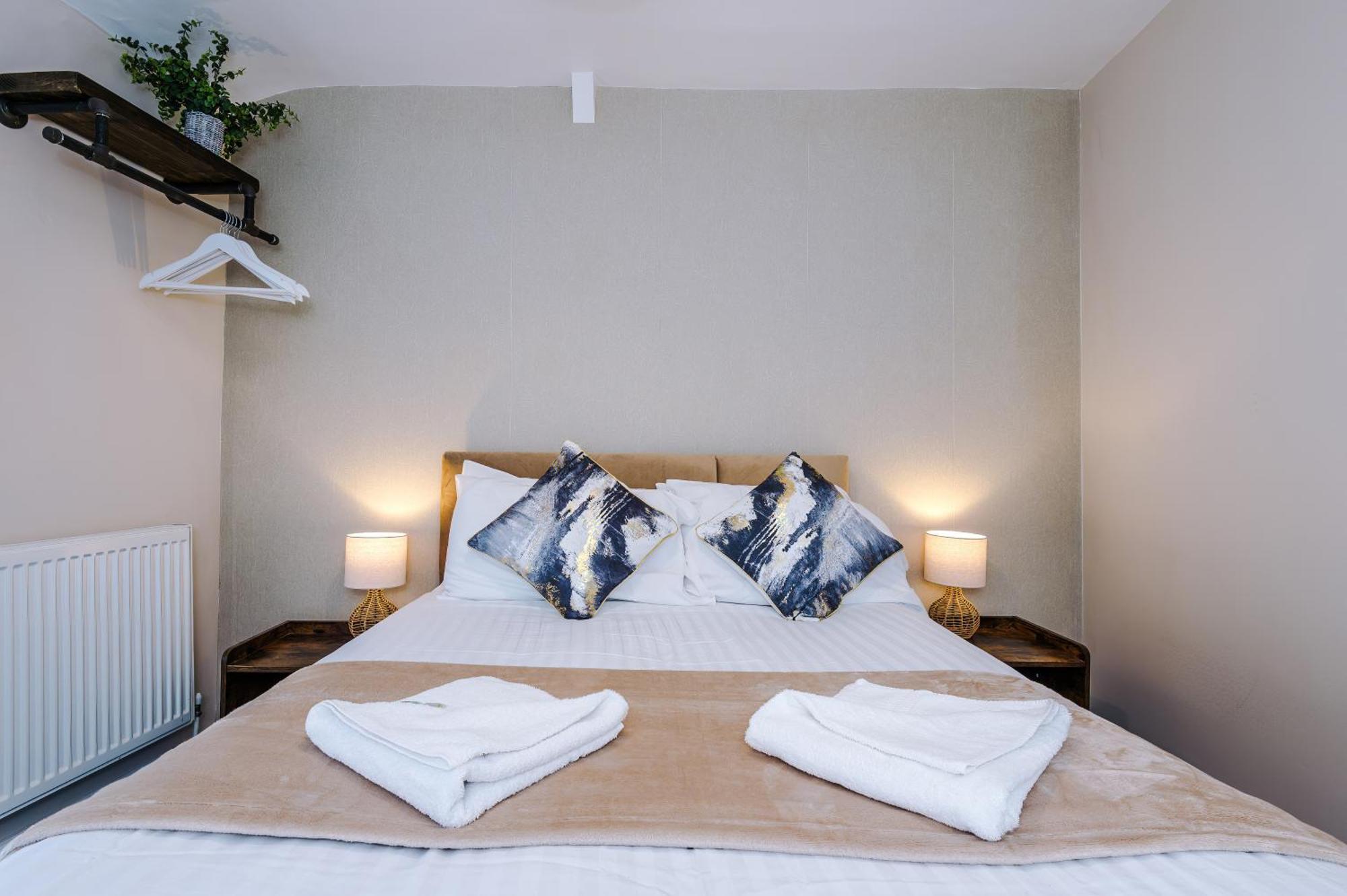 Oxford House By Yourstays - 3 Bedroom House In Newcastle-under-lyme Stoke-on-Trent