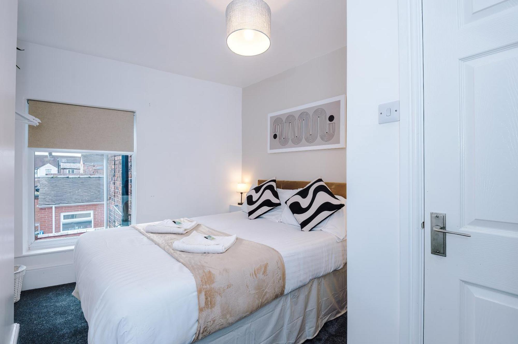 Oxford House By Yourstays - 3 Bedroom House In Newcastle-under-lyme