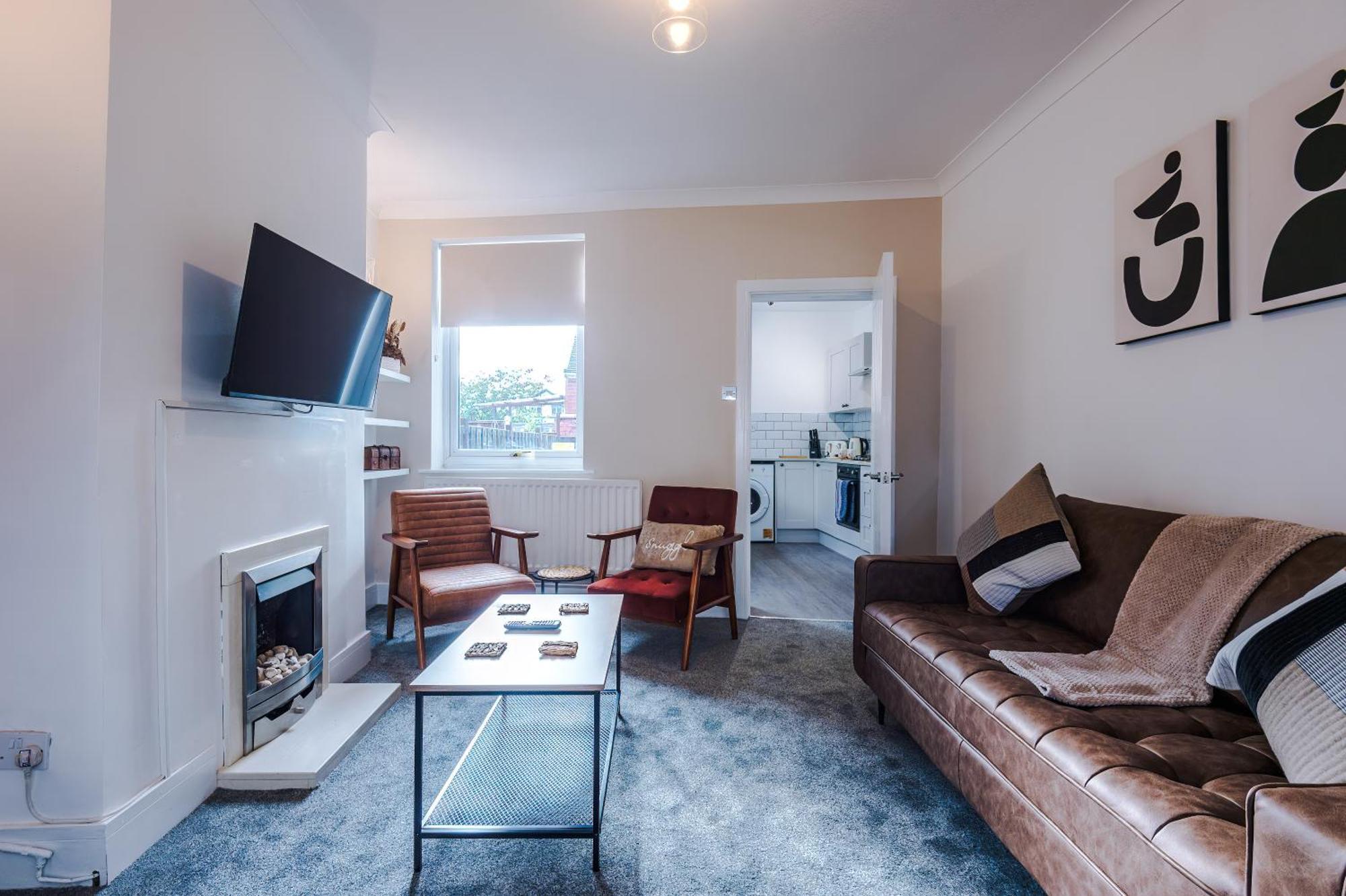 Oxford House By Yourstays - 3 Bedroom House In Newcastle-under-lyme Holiday home