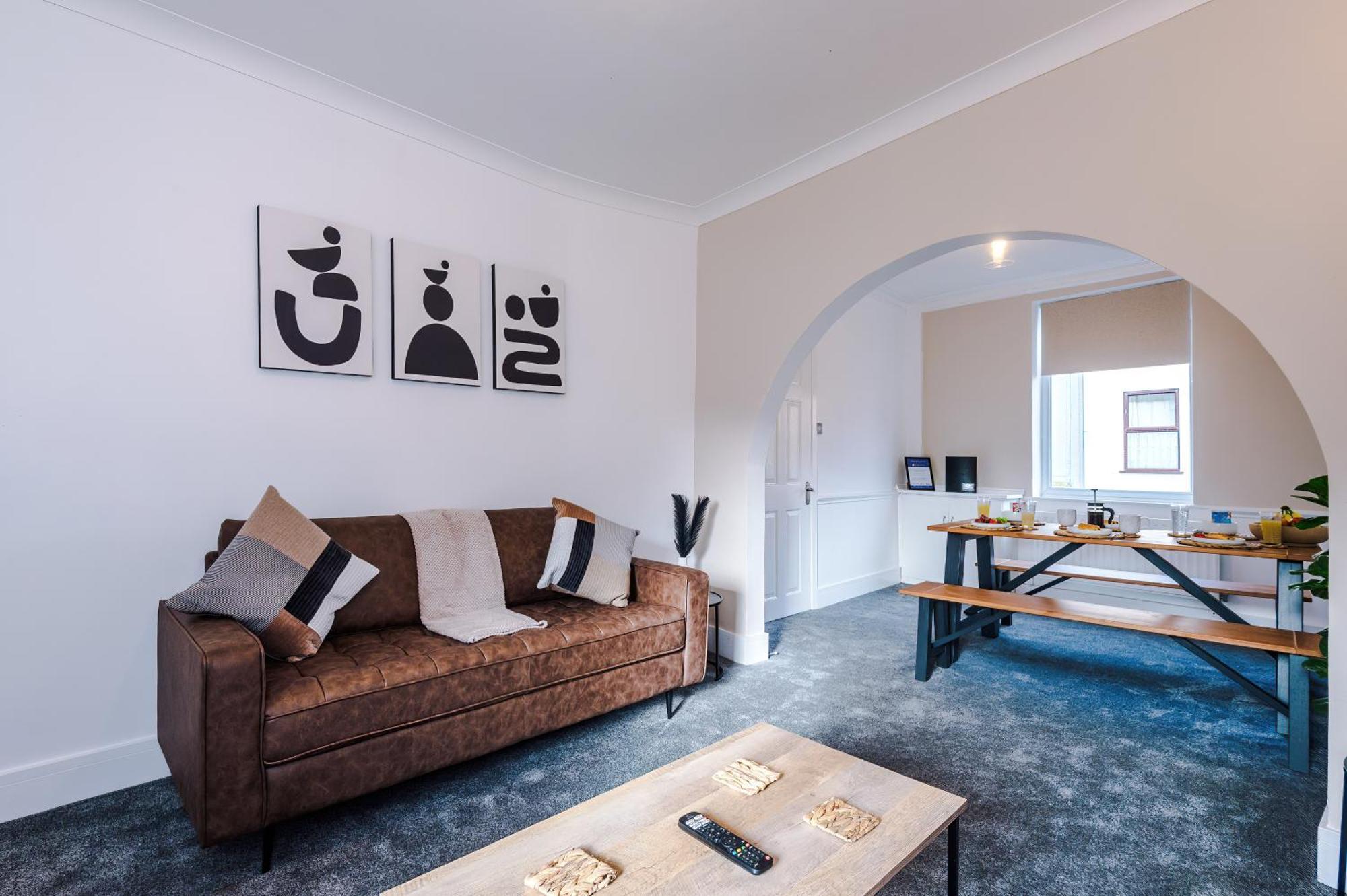 Oxford House By Yourstays - 3 Bedroom House In Newcastle-under-lyme *