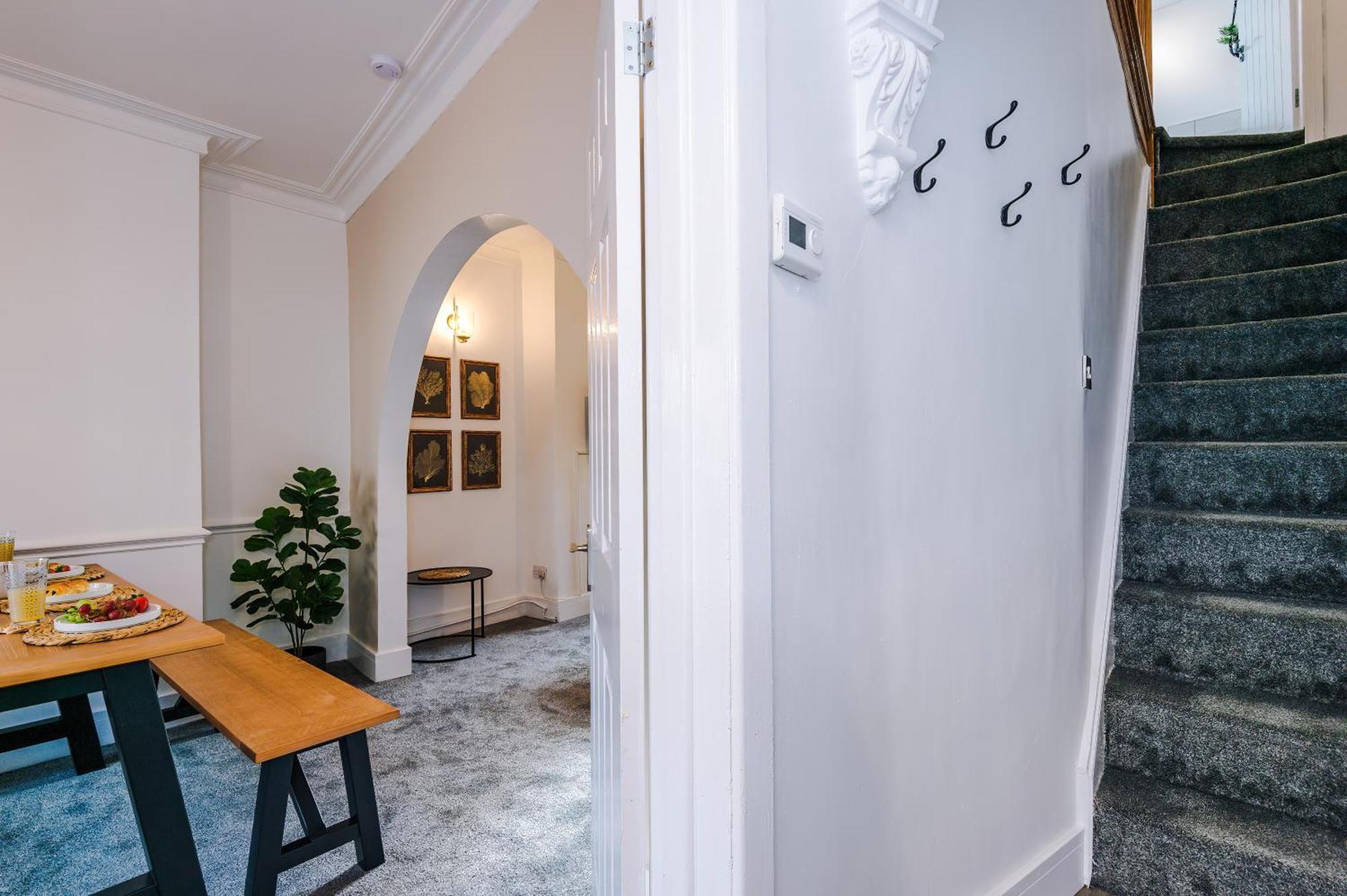 Oxford House By Yourstays - 3 Bedroom House In Newcastle-under-lyme Stoke-on-Trent