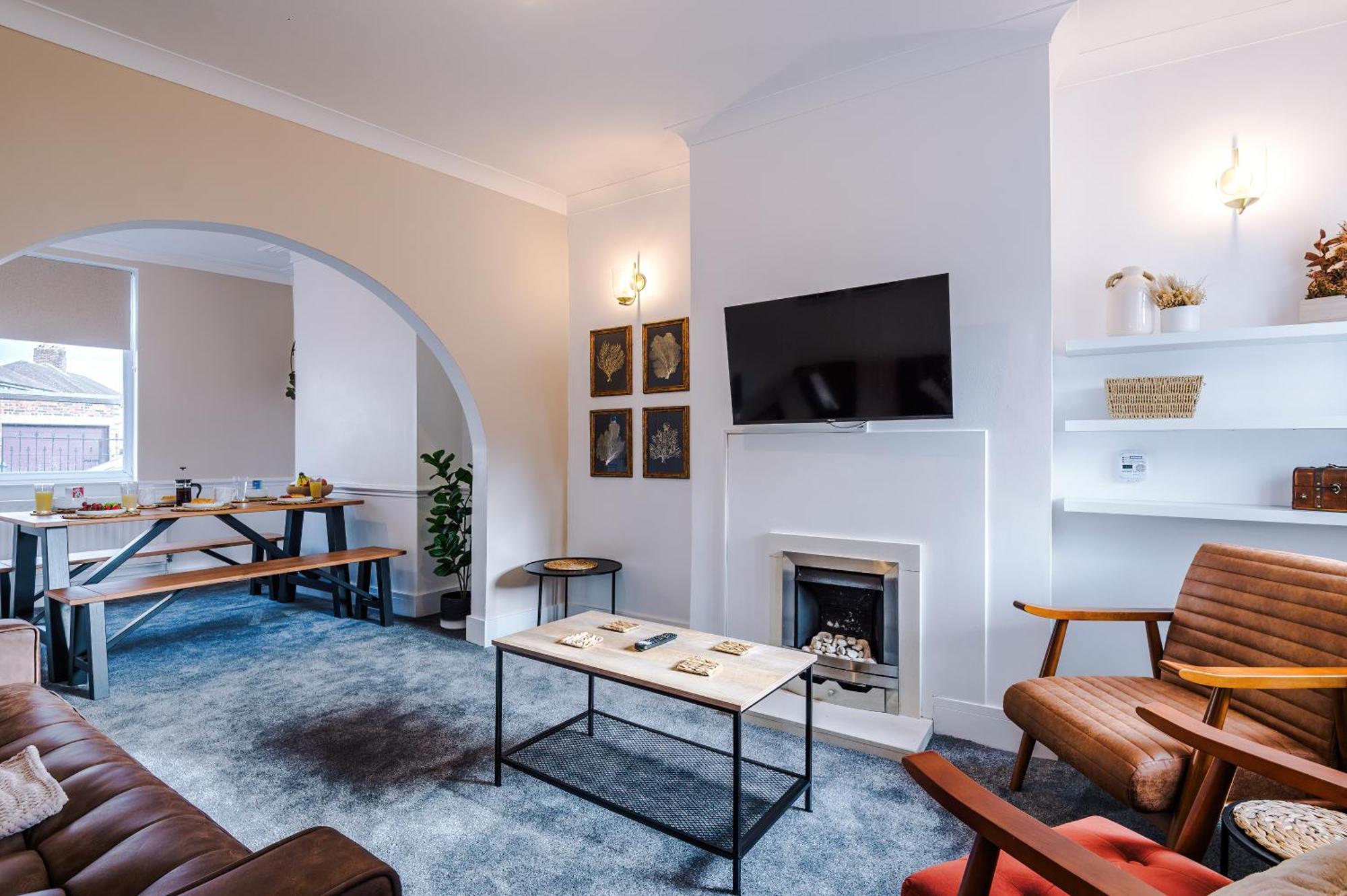Oxford House By Yourstays - 3 Bedroom House In Newcastle-under-lyme Holiday home