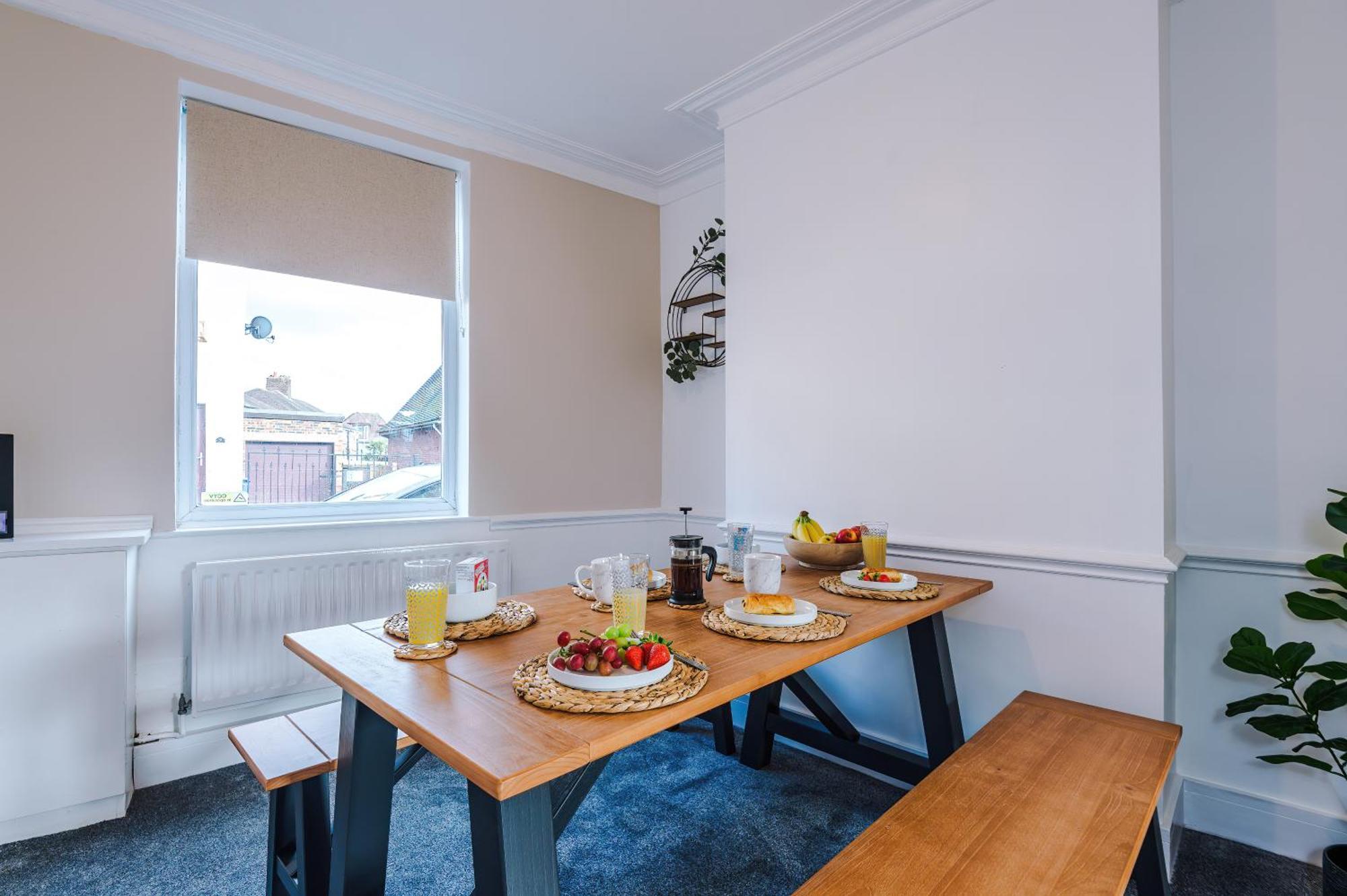 Oxford House By Yourstays - 3 Bedroom House In Newcastle-under-lyme Holiday home *