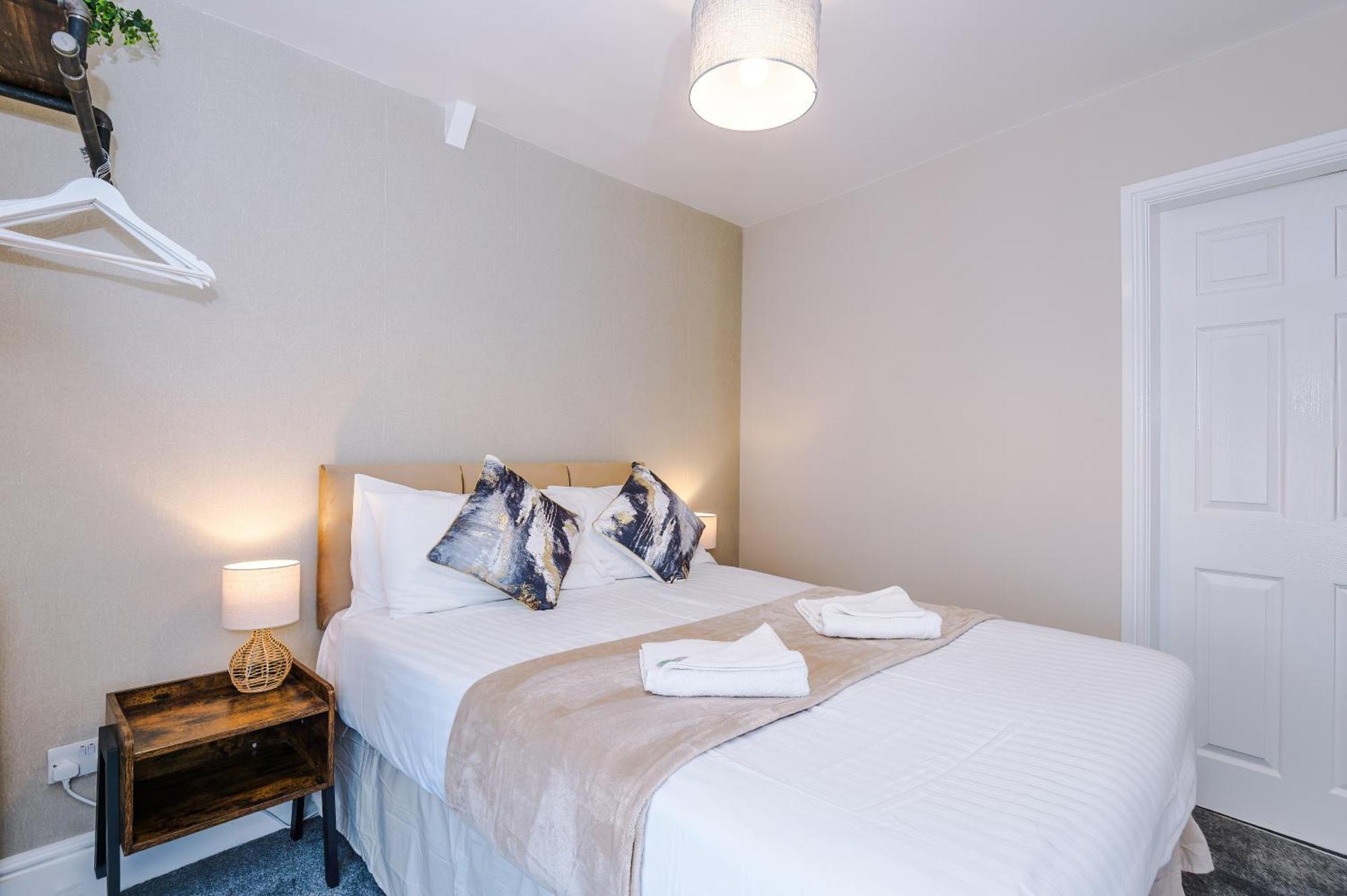 Oxford House By Yourstays - 3 Bedroom House In Newcastle-under-lyme