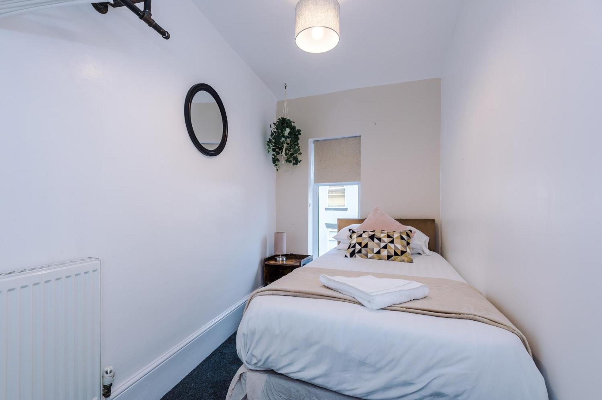 Oxford House By Yourstays - 3 Bedroom House In Newcastle-under-lyme Holiday home *