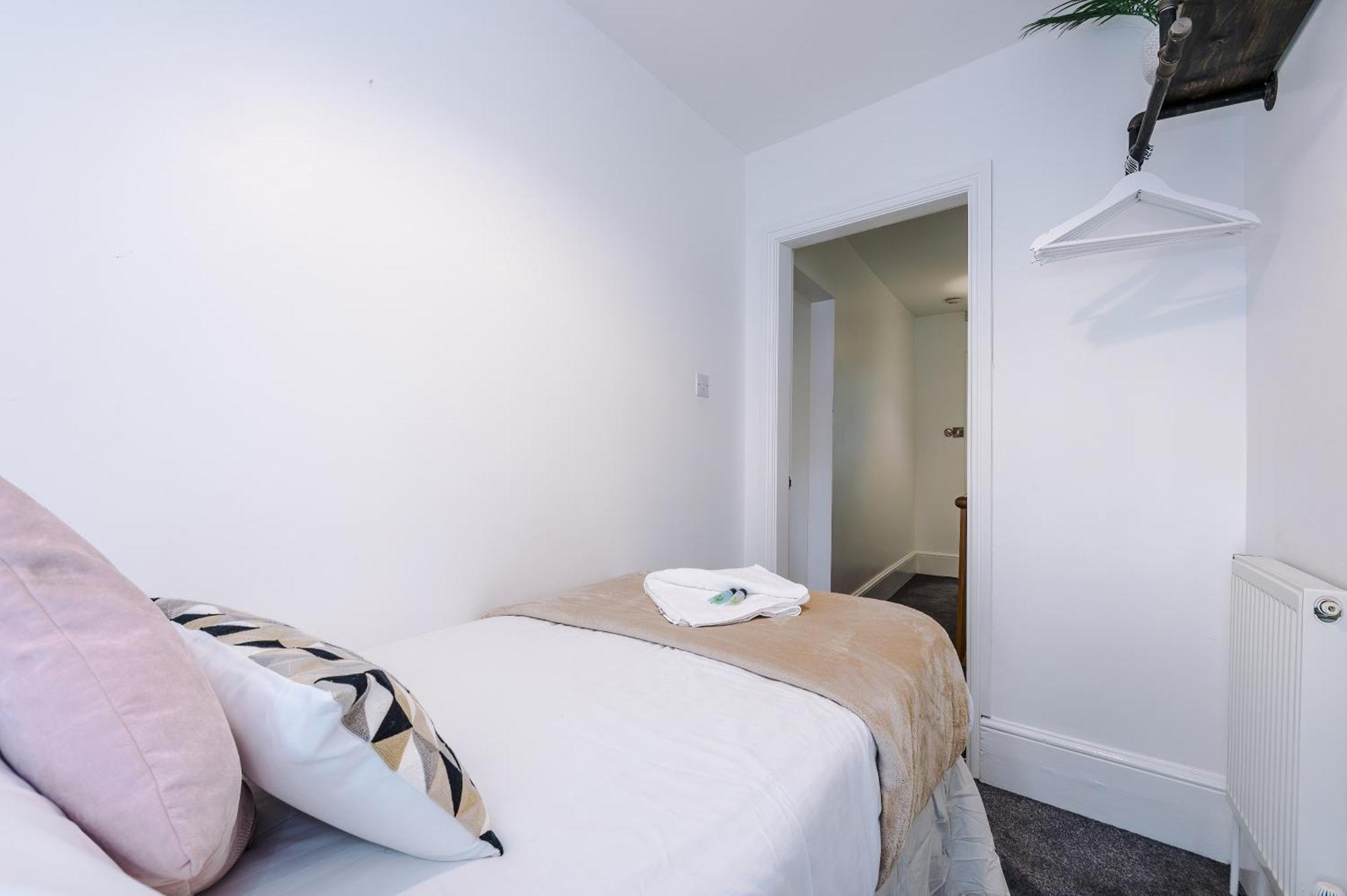 Oxford House By Yourstays - 3 Bedroom House In Newcastle-under-lyme Stoke-on-Trent