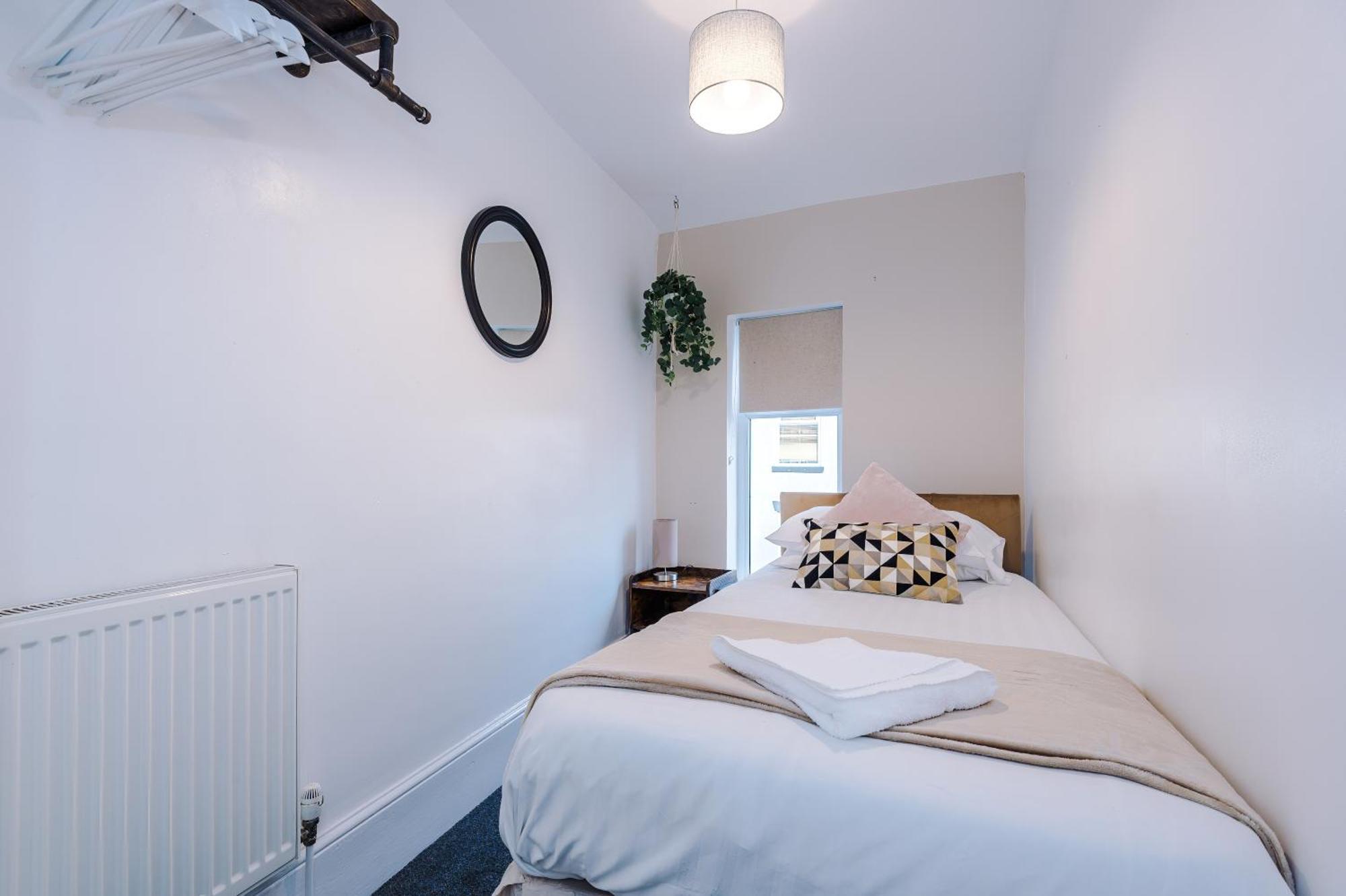 Oxford House By Yourstays - 3 Bedroom House In Newcastle-under-lyme